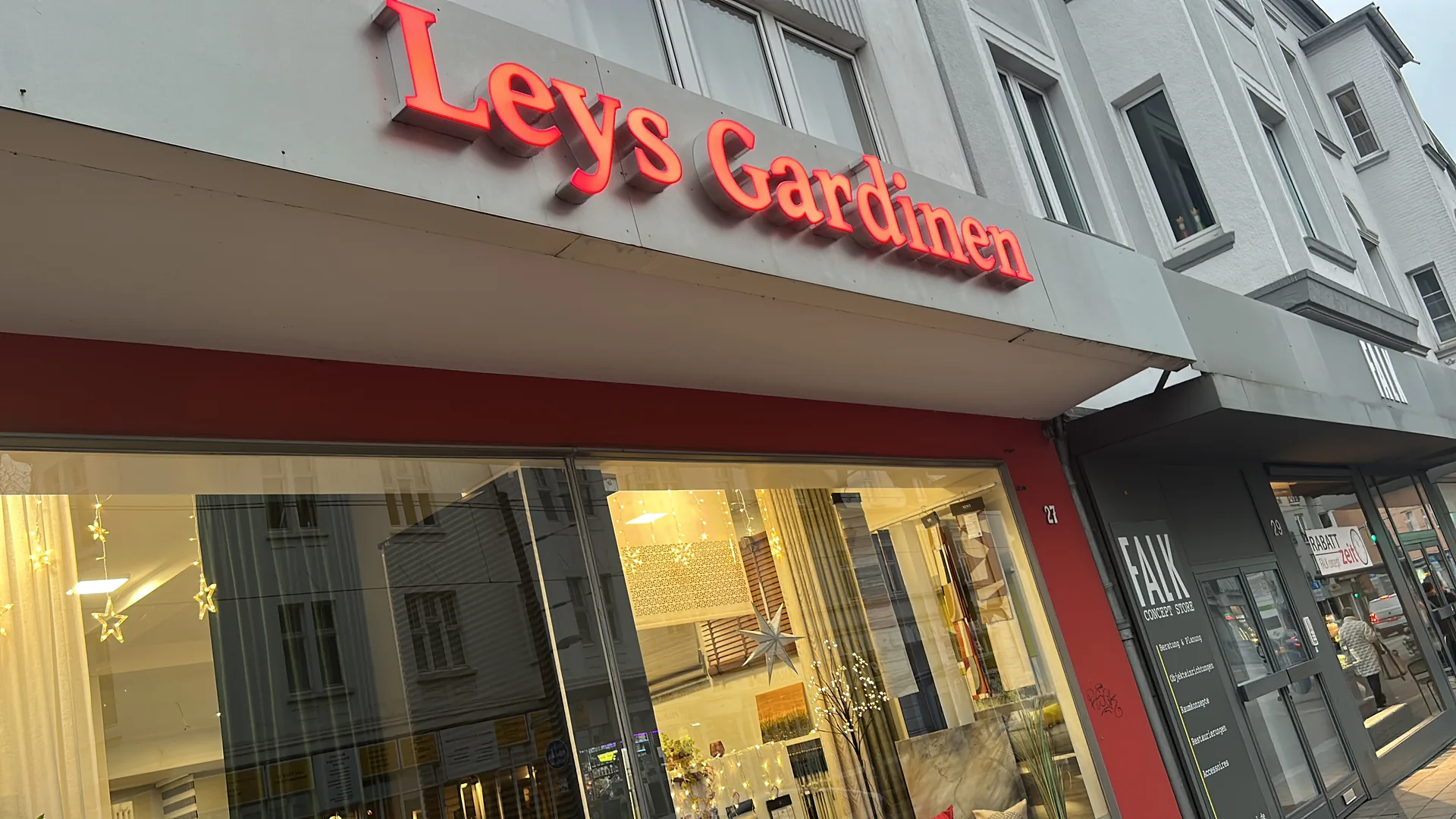 Außenansicht des Ladengeschäfts Leys Gardinen mit beleuchtetem Schriftzug an der Horster Straße 27 in Gelsenkirchen-Buer